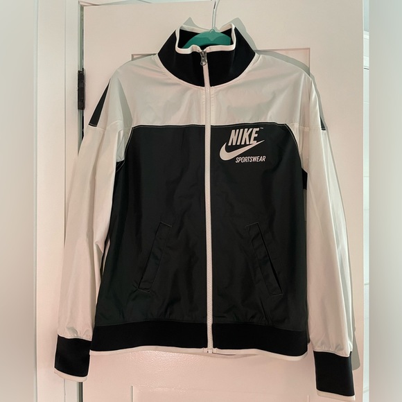 Women’s Nike Windbreaker - Picture 1 of 4